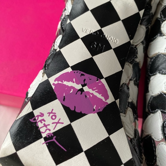 BETSY JOHNSON black and white heart peep toe pumps - Picture 6 of 12